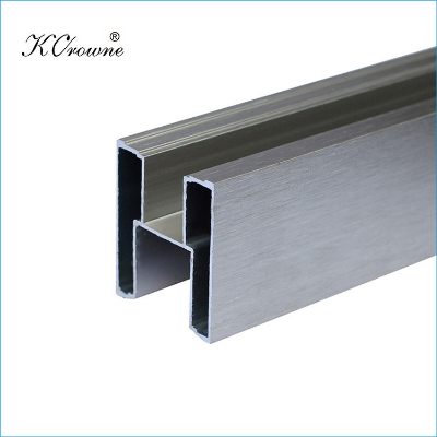 Headrail en acero inoxidable para particiones de baños marca KCROWNE